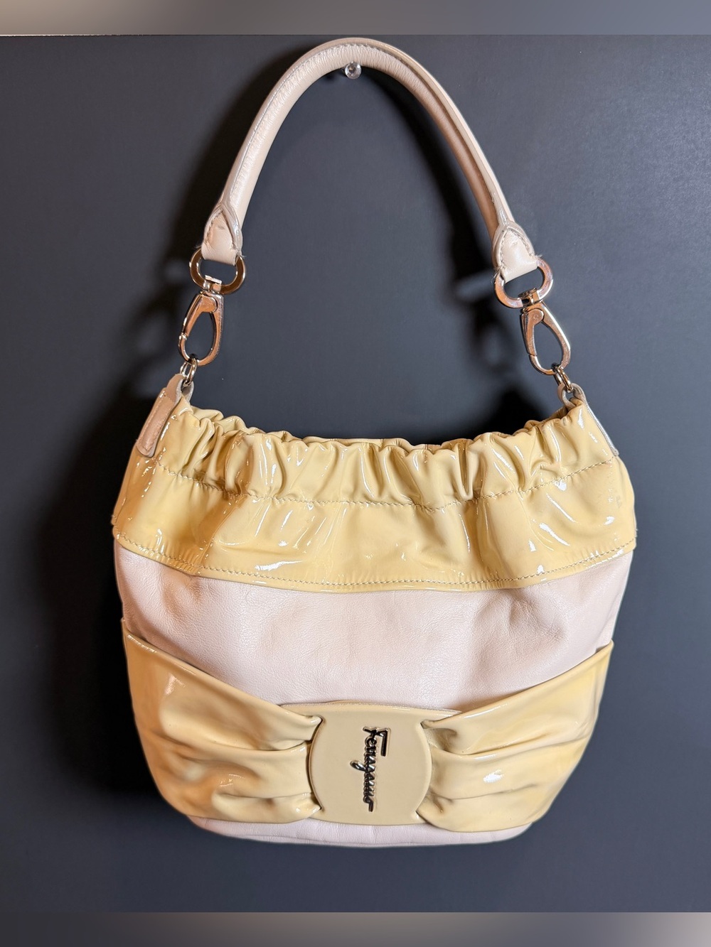 ✨ AUTHENTIC SALVATORE FERRAGAMO SHOULDER BAG  / COA / ORIGINAL DUST BAG
